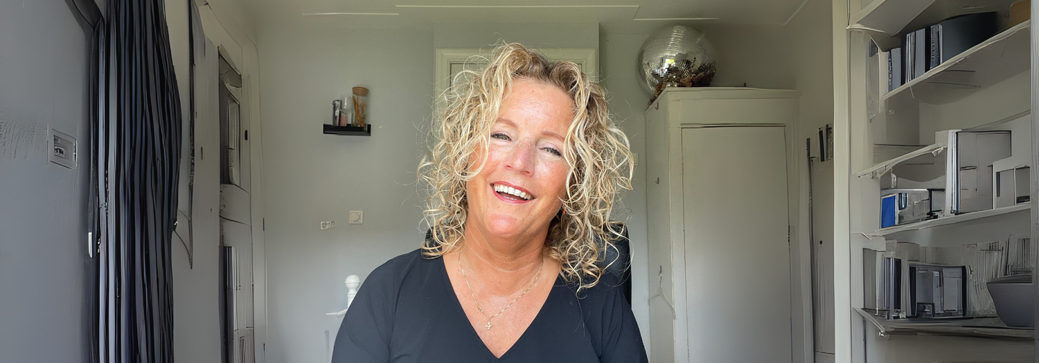 Wie pflege ich meine Locken über Nacht, um Frizz zu vermeiden?